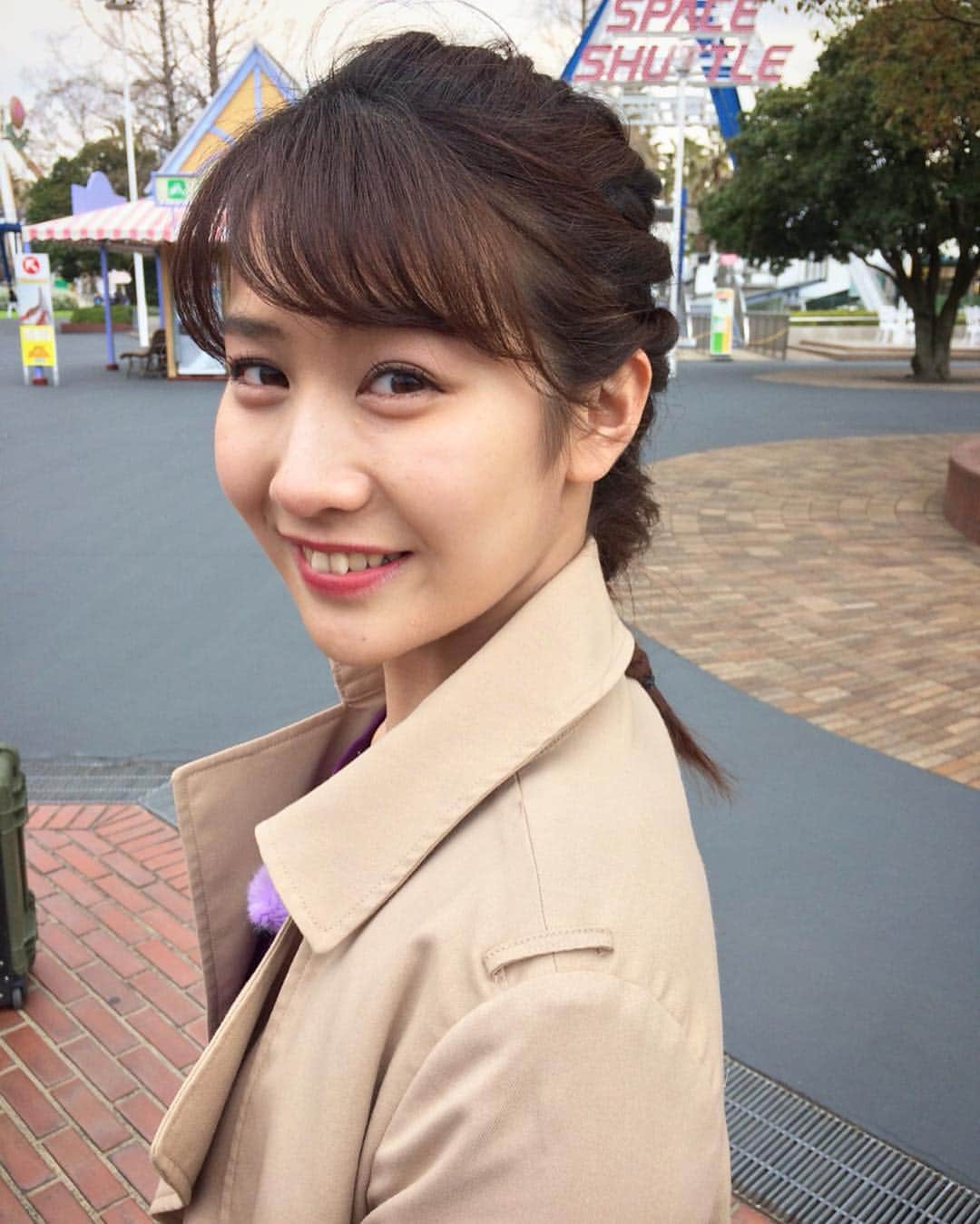 のインスタグラム：「新コーナー「コレクル」のロケでした🌟今日はフィッシュボーンという髪型にしてもらいましたよ！自分では絶対にできない...プロの技です☺️ . . 明日のドデスカに加え、この後のアップでも放送される予定です！ #ナガシマスパーランド #長スパ #白鯨 #アトラクション #メーテレ #ドデスカ #島津咲苗」