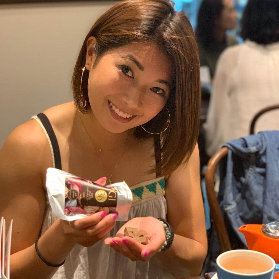 宮坂楓さんのインスタグラム写真 - (宮坂楓Instagram)「. ⁑ 小腹が空いたらこのチョコレート🍫 砂糖不使用で一袋のカロリーも100kcal未満♡ ベルギー産の高級プレミアムチョコレートを100%使用しててすごく美味しい😋 アスリートも安心して食べられるチョコ🍫 ⁑ #gi26gi36#アスリートフード#グルテンフリー#チョコ」3月28日 15時19分 - kaede_official_