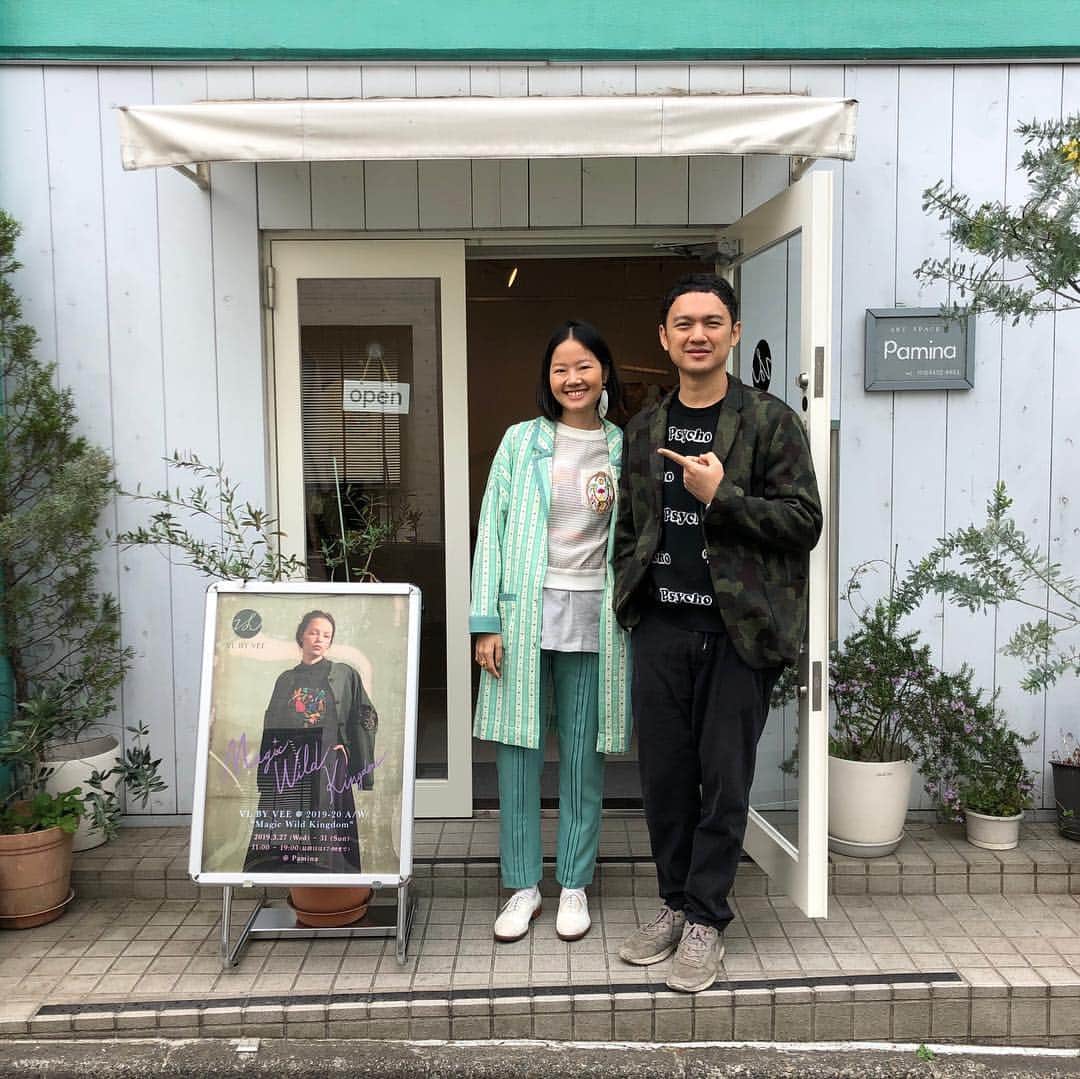 ウィスット・ポンニミットのインスタグラム：「ภรรยา @vee_vl จัดงานแสดงเสื้อผ้าคอลเลคชั่นใหม่แบรนด์ @vlbyvee ที่โตเกียว ถึงวันอาทิตย์นี้ ครับ #Repost @vlbyvee @vee_vl ・・・ 【🇯🇵Tokyo】AW19 exhibition @ Pamina (Omotesando) #vlbyveeAW19 #vlbyvee  すぐに着られる即売のお洋服なども揃えております。どなた様でも気軽に遊びにきてくださいね！ ＊期間中、25,000円以上オーダーして頂いた方に、ルックブックとスペシャルノベルティをプレゼント！ ・ 日時：2019年3月27日 (水)ー 31日(日) 11:00-19:00(※最終日は17:00まで) 会場：Pamina（表参道） 住所：〒150-0001  東京都渋谷区神宮前4-13-1-110 （東京メトロ「表参道駅」A2出口より徒歩3分）  TEL：03-3402-8891 ※初めて開催する会場です。ご注意下さいませ。」