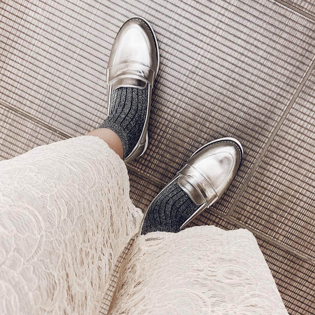 長澤佑香さんのインスタグラム写真 - (長澤佑香Instagram)「‎⋆ #ottopittockstyle で シルバー靴GET👽꙳★*ﾟ めーっちゃ履きやすい！！24.5だけど、 LでブカブカだったからMにしました🤗 ‎⋆ ‎⋆ #new #silvershoes #loafers #fashion  #シルバー靴 #ローファー #履きやすさ重視」3月28日 15時32分 - ykngsw