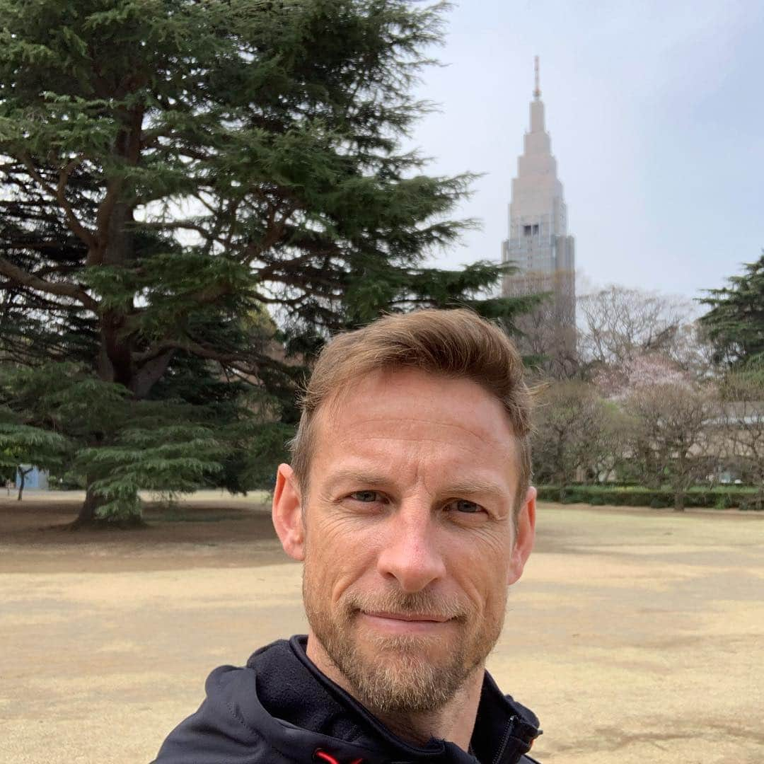 ジェンソン・バトンさんのインスタグラム写真 - (ジェンソン・バトンInstagram)「Cherry blossom chaser in Tokyo today. @rossiterracing #cherryblossom #sakura #tokyo」3月28日 15時35分 - jensonbutton