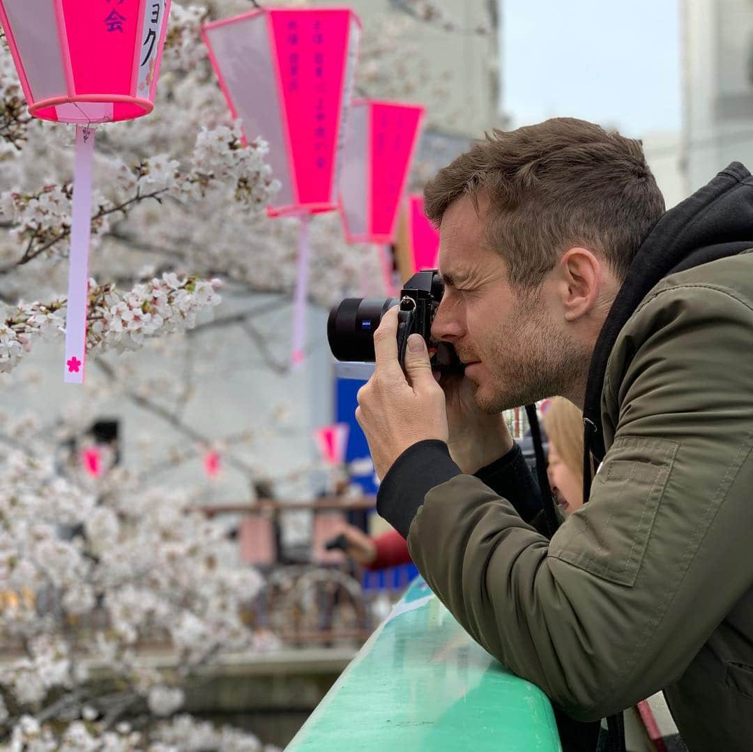 ジェンソン・バトンさんのインスタグラム写真 - (ジェンソン・バトンInstagram)「Cherry blossom chaser in Tokyo today. @rossiterracing #cherryblossom #sakura #tokyo」3月28日 15時35分 - jensonbutton