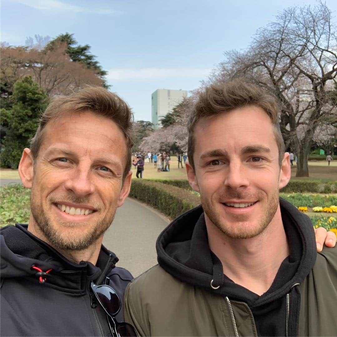 ジェンソン・バトンさんのインスタグラム写真 - (ジェンソン・バトンInstagram)「Cherry blossom chaser in Tokyo today. @rossiterracing #cherryblossom #sakura #tokyo」3月28日 15時35分 - jensonbutton