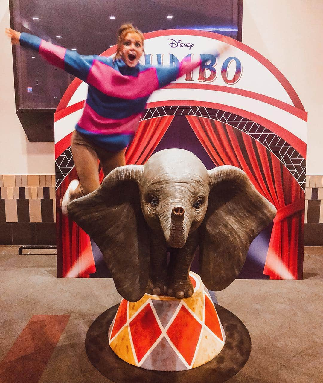 ティファニー・アルボードさんのインスタグラム写真 - (ティファニー・アルボードInstagram)「I got to see Dumbo tonight with my mama & it’s my fav movie of the year!! 😊 (also the only movie I’ve seen thus far but still is one of my favs I’ve seen 😂😂) Okayyy so we both really looooove movies especially watching them together so it was nice having a mother-daughter date! hehe 🥰 (She’s been in town helping me with so much so it’s nice to go do something fun!) 😊 Love you mom 💕 @cheriealvord - Also swipe to see what Dumbo taught me 😏 - My honest thoughts on Dumbo: It was the cutest movie.. seriously his big eyes made me just wanna hug it the whole time & the story was so well told & captivating and I left feeling warm, fuzzy, and hopeful/excited! 😭🥰❤️ def recommend 👌 Thanks @reald3d + @4dxusa!」3月28日 15時47分 - tiffanyalvord