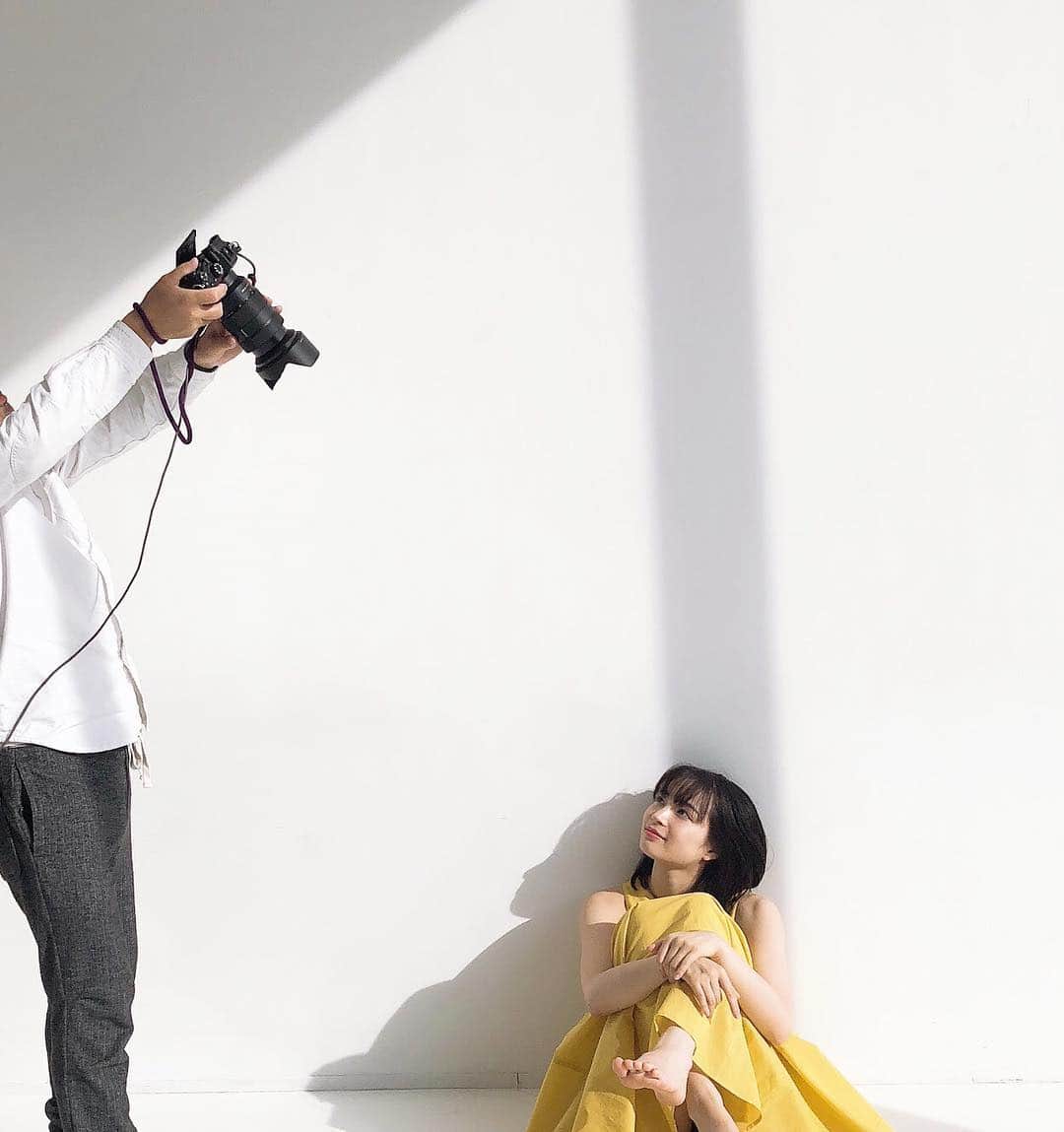 週刊少年マガジンのインスタグラム：「#Instagram限定 #オフショット﻿ ﻿ 3月27日発売の「週刊少年マガジン」17号に広瀬すずさんが登場！ ﻿ ﻿ NHK連続テレビ小説、記念すべき第100作目『なつぞら』でヒロインを務める、#広瀬すず さんを撮り下ろし！ ちょっぴり大人になった国民的女優の多彩な表情を見逃すな！﻿﻿ ﻿﻿ 撮影 /  Takeo Dec.﻿﻿ スタイリング / 佐藤里沙﻿﻿ ヘアメイク / 牧田健史﻿﻿ デザイン / 坂上和也(banjo)﻿﻿ 衣装協力 / SENCE OF PLACE, URBAN RESERCH DOORS, RODE SKO, MARIHA﻿」