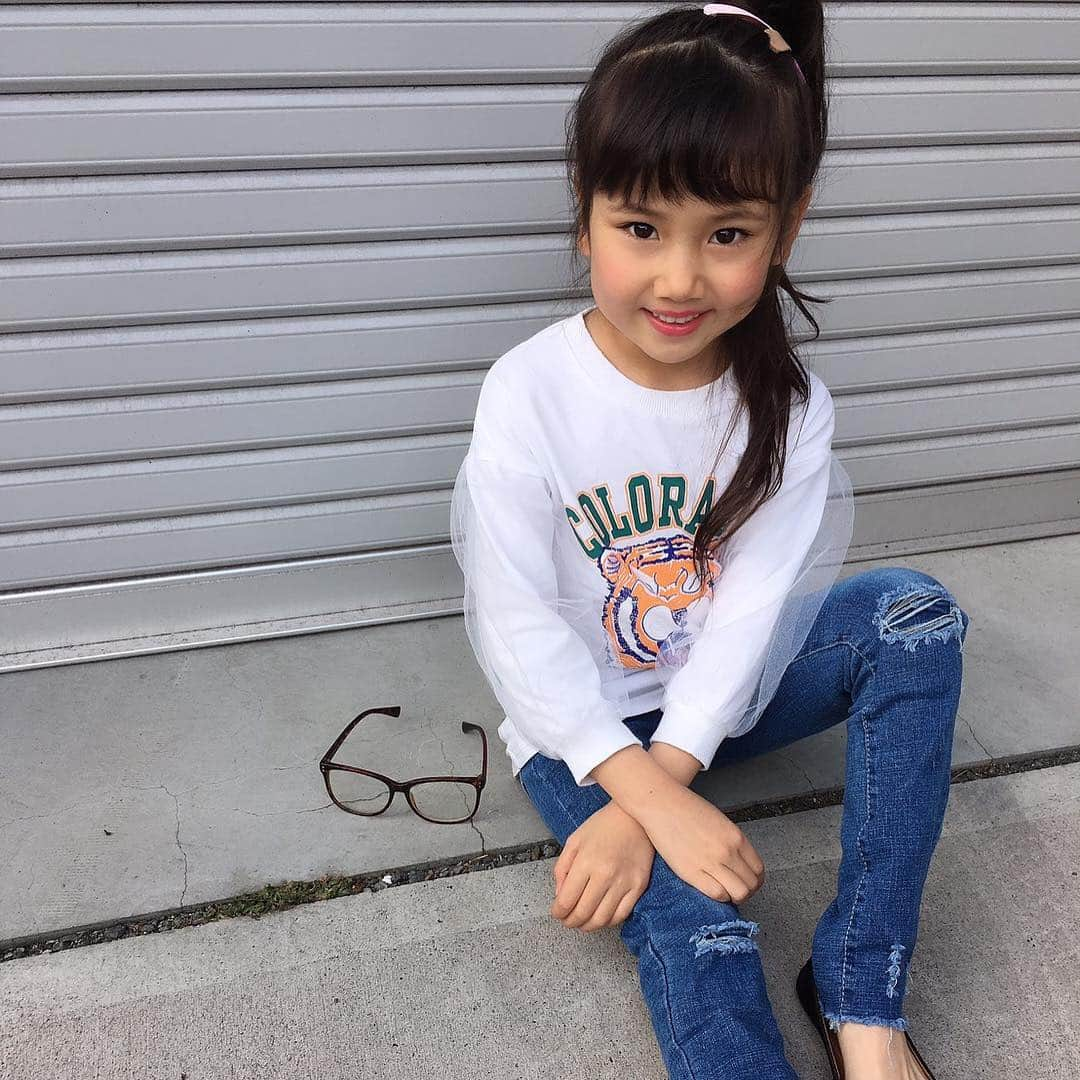 韓国子供服♡smilekids(すまいるきっず) さんのインスタグラム写真 - (韓国子供服♡smilekids(すまいるきっず) Instagram)「* * ☻ご覧頂き有難うございます☻ . . . 💛2019年冬春新作🍂💛 . . ︎︎︎︎︎︎︎︎︎︎︎︎︎︎︎︎☑︎クラッシュデニム 入荷しました💓 Simpleな1枚ですが…お洒落で 可愛い♥です😘 ユニセックスで着用出来ます♥ 人気商品の為、在庫わずかです💦 . . .  7.500円以上お買い上げ頂いた方は 送料無料となります。 尚、購入後は、同梱などは 受付ておりませんのでご了承下さい。 . . . ♡着画model ことのchan ☺︎smilekids monitor model☺︎ @kotono_libera_official  身長115cm 体重17kg size 130 . . . 🆕新作、続々入荷中♪ webで販売しています♡ . . . . ————————————————— . . web shop http://smilekids888.com/で販売しています← —————————————————— ★ゆうちょ振込での購入も可能です★ web shopより、在庫を確認後  商品名、サイズ、カラーをDMにて 連絡頂けると幸いです☺︎ 確認後のお返事になりますので お時間を頂く場合があります。 在庫が少ない場合や再入荷の人気商品は 取り置きが難しい事があります。 ご了承ください🥺 . . —————————————————— ご購入してくださった方へ✉️ @smilekids888 をタグ付けして投稿して頂いた方を ストーリーにて紹介させて頂きます😍  さらに‥抽選で‥ 毎月、５名様にお買い物で使えるクーポンを プレゼント🎁致します☺️ . 1等‥1.000円OFFクーポン(2名様) 2等‥500円OFFクーポン(3名様) . 沢山のタグ付けをお待ちしています😍  ____________________________________ . . . . . . . ☻webshopには.Instagramプロフより リンクでとべます✈︎✈︎✈︎ http://smilekids888.com/ . #熊本ママ #山鹿 #webshop #韓国子供服 #格安#お洒落を発信 #熊本 #キッズコーデ #キッズ#キッズファッション  #ig_kids #kids_japan #親バカ部  #kjp_ootd #今日の服 #kidsfashion #プチプラコーデ  #プチプラファッション #mamagirl #リンクコーデ#ママリ#smilekids #３歳#４歳#５歳#春#新作#レオパード」3月28日 15時51分 - smilekids888