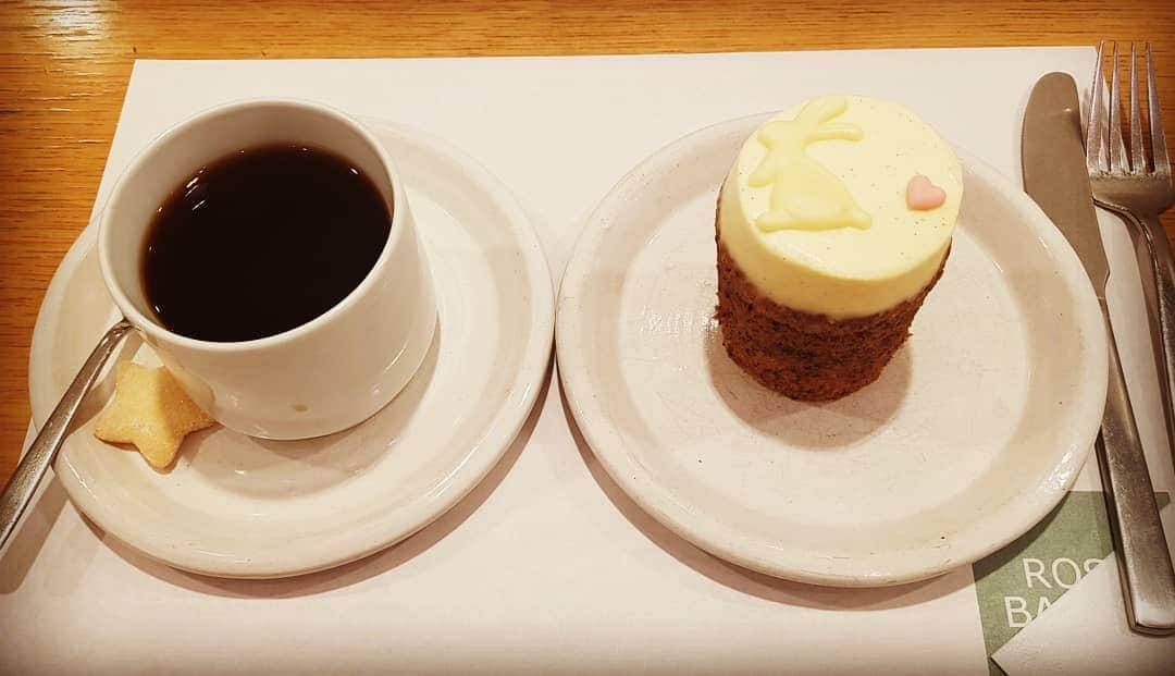 パク・ジニョンさんのインスタグラム写真 - (パク・ジニョンInstagram)「#Tokyo #JYP #OrganicCoffee 일본에 올 때마다 먹는 유기농 커피와 당근케잌!^^ 日本に来るたびに楽しむオーガニックコーヒーとキャロットケーキ！^^」3月28日 15時54分 - asiansoul_jyp