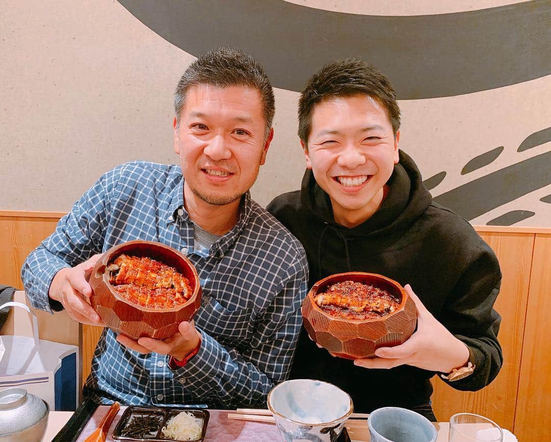 上坂嵩さんのインスタグラム写真 - (上坂嵩Instagram)「先日兄が出張で名古屋に。一緒に食事に行きました。 年齢差は一回り。今年42歳と30歳です😂 久しぶりの兄弟での食事。 写真を見た母が一番喜んでいました。  #兄弟メシ #巳年 #名古屋 #ひつまぶし #しろむら #メーテレ #ドデスカ #上坂嵩」3月28日 15時54分 - takashi_uesaka_nbn