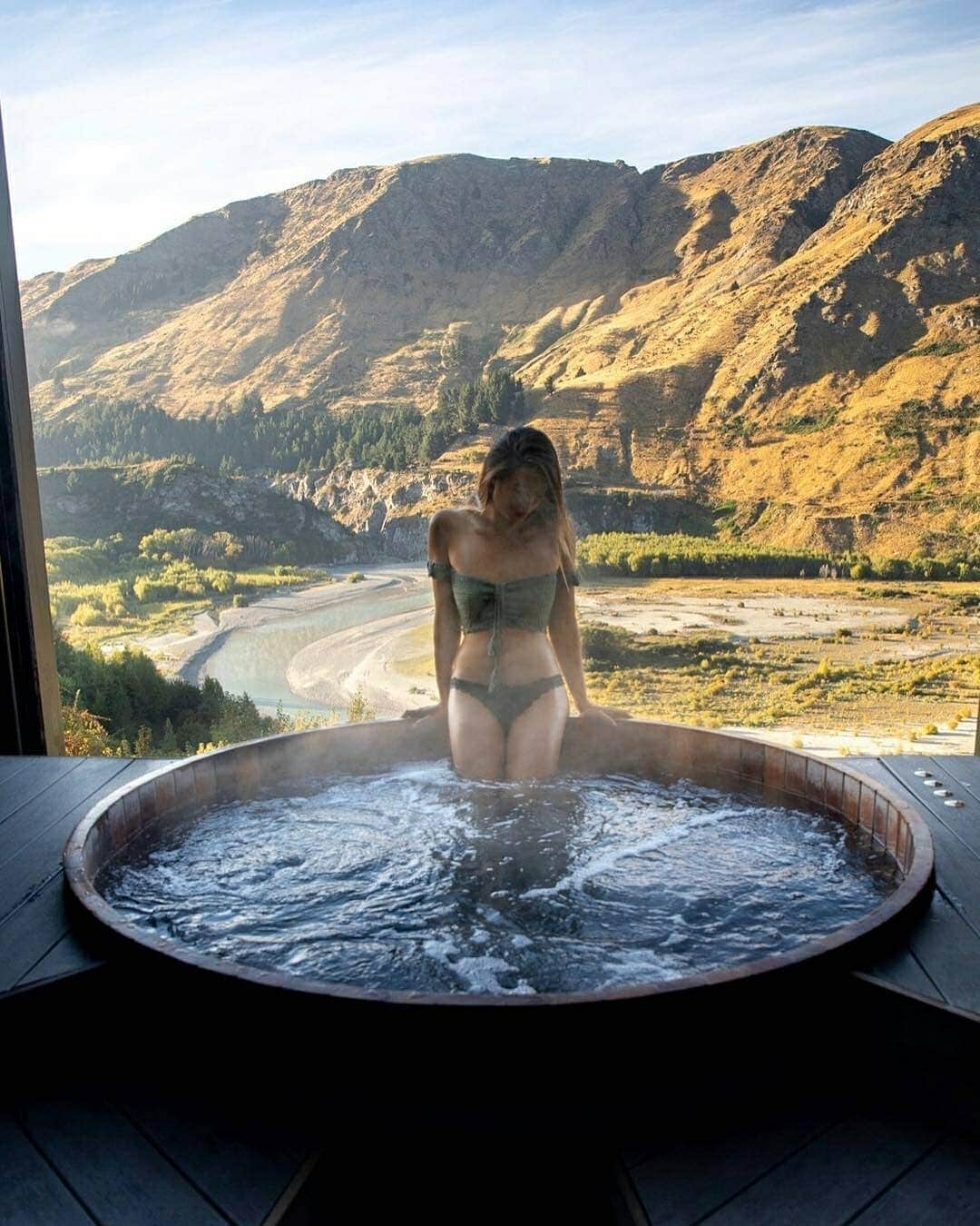 Discover Earthさんのインスタグラム写真 - (Discover EarthInstagram)「It just can't get any better than ending a long day by relaxing in a hot tub in New Zealand ! 🔥🇳🇿 Share this with person you would want to be there with ! — 📍#DiscoverNewZealand — 📸 Photo and Video by @wzylouisey ​」3月28日 15時58分 - discoverearth