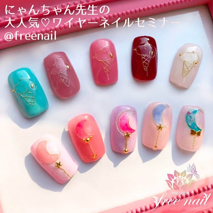free nail フリーネイルのインスタグラム：「. ━━━━━━━━━━━━━━━━━━ にゃんちゃん先生の🐈💗 大人気ワイヤーネイルセミナー💅🏻✨ @freenail_jpn🌸🌸🌸 ━━━━━━━━━━━━━━━━━━ . 先日freenailでは、ワイヤーアートの魔術師、にゃんちゃん🐈💗こと、広田まきこ先生をお招きして、大人気のワイヤーネイルセミナーを開催致しました👩🏻‍🏫💅🏻✨ . @nyanco_seventhheaven . すぐに満席となってしまうにゃんちゃん先生のワイヤーアートセミナーを受けられる最高の機会に、freenailスタッフ一同、真剣にもくもくとワイヤーと向き合う、貴重なお時間となりました🥺🌷 . 形作りから、お爪への綺麗な埋め込み方まで、難しいワイヤー操作のコツをじっくりと先生にレクチャーしていただきました👩🏻‍🏫✨ . ワイヤーとパーツをミックスしたデザインや、ワイヤーのみを使用したデザイン、キャラクターアートなど、大人気のワイヤーネイル🧸🎀 . 今後freenailでは、さらに可愛いワイヤーアートのサンプルを多数ご用意して、皆様にお届けできるよう準備して参りますので、是非ご期待下さいね🙋🏻‍♀️💗 . freenailでは、お客様によりご満足いただけるサロンを目指し、さらなる技術の向上のため、定期的にこのようなセミナーを開催しております💁🏻‍♀️💅🏻✨ . にゃんちゃん先生、素敵なワイヤーアートのセミナーをありがとうございました🙇🏻‍♀️💗 . 女性のための『自由な空間』 トータルビューティーサロン『freenail』 . #ネイル #フリーネイル #ネイルアート #ネイルサロン #大阪ネイルサロン #お客様ネイル #ネイルデザイン #ネイルチェンジ #ジェルネイル #パラジェル #ネイルセミナー #ワイヤーネイル #ワイヤーアート #ワイヤーアートネイル #にゃんちゃん #広田まきこ 先生 #ネイルセミナー #ネイルパーツ #ワイヤー #キャラクターネイル #ガーリーネイル #美甲 #日式美甲 #nailsart #nailsalon #nailsdid #newnails #newnail #freenail」