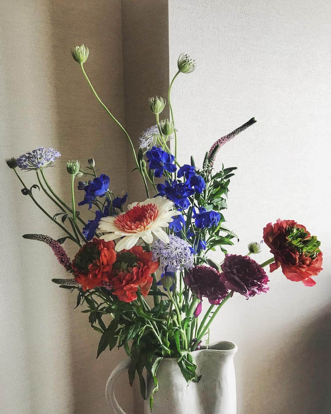上原歩さんのインスタグラム写真 - (上原歩Instagram)「銀座の路上にて 閉店間際に買ったお花☺︎ ちょっと元気なかったなー。 簡潔にしようと思うのに 気付くとわちゃわちゃ。 切り花すぐ枯れちゃうけど この色味に勝るものはないのよね🦋 ・ #love #flower #happy #life #instagood #花のある暮らし」3月28日 15時58分 - ayumiuehara