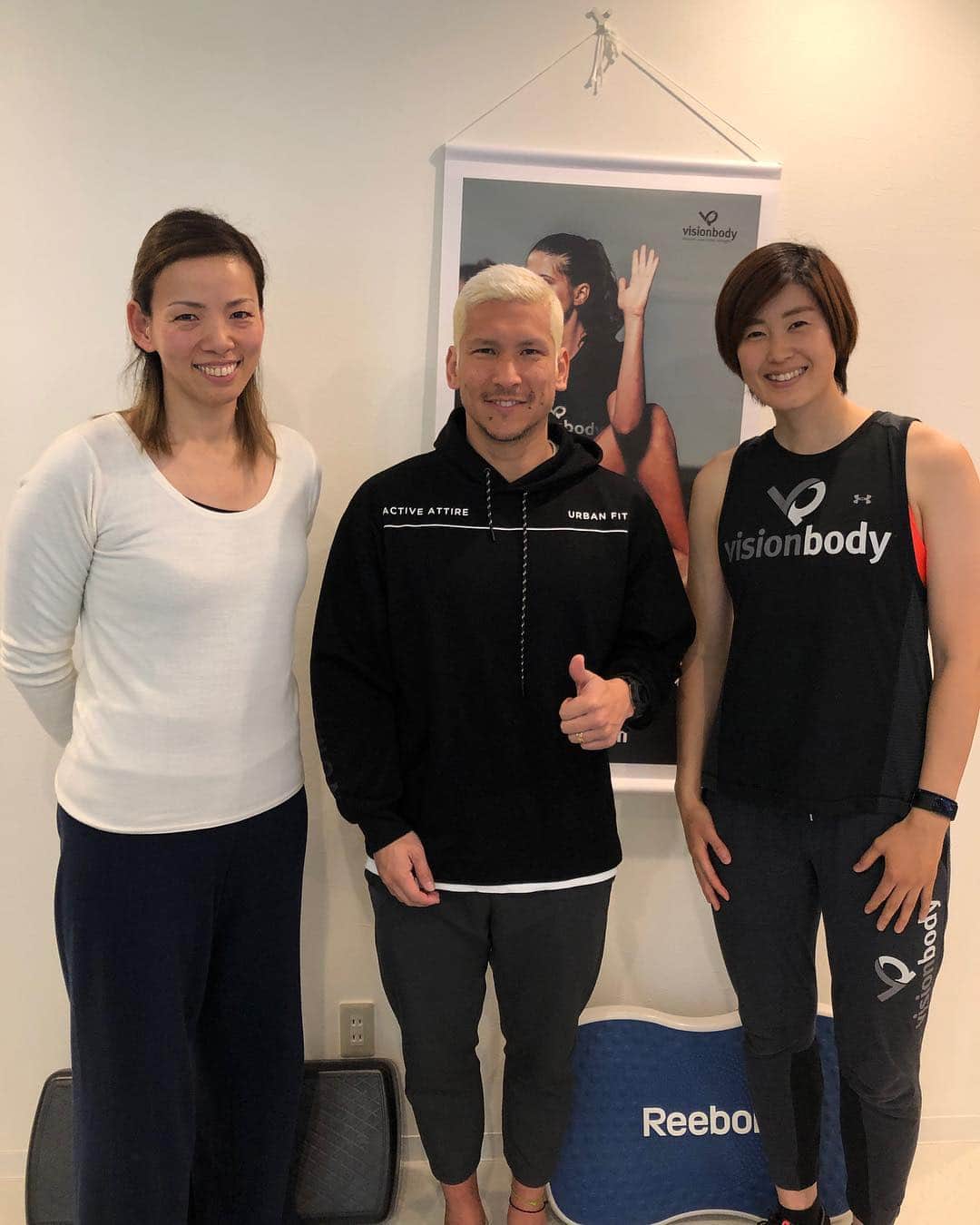 矢野良子のインスタグラム：「@visiongym_shimbashi にて  @kaoru.99 さんに遭遇  結構前から一方的に知っていて (何なら名古屋時代から)  やっと会えました！！ お互い老体に鞭打って 切磋琢磨して行きましょう〜〜 #visiongym_shimbashi  #visiongym  #emstraining  #ems #20分トレーニング  #手ぶらでトレーニング  #3x3#fiba3x3#basketball  #footsal#athlete#training  誰か一緒にやりませんか？」