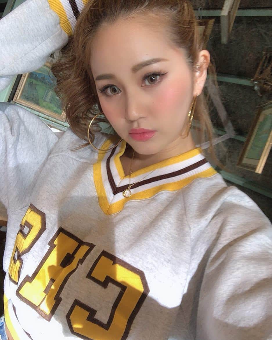 LORYのインスタグラム：「💛🖤💛🖤 #looory」