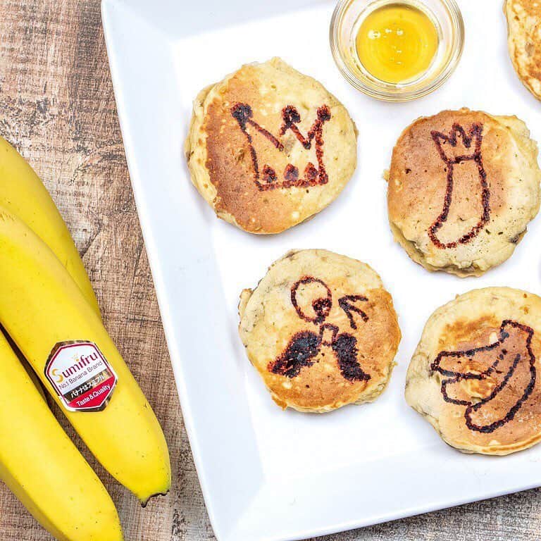Sumifruさんのインスタグラム写真 - (SumifruInstagram)「#バナナの王様のお絵かきパンケーキ * バナナ入りのパンケーキにチョコペンでバナナの王様や王様のアイテムの王冠やスティックをかいた、キャラクターパンケーキです。 * お子様も一緒にお絵かきしながらお菓子作りを楽しめますよ☆ * ●材料(2人分） *バナナ　　1本 *ホットケーキミックス 　150g *卵 　1個 *牛乳 　30ml *チョコペン　　1本 * ●作り方 1.バナナの皮をむき、ボウルに入れてフォークなどでつぶす。 2.ホットケーキミックスと卵、牛乳を1に入れよく混ぜる。 3.テフロン加工のフライパンにバナナの王様や王様の王冠などをチョコペンで描き、その上に2を流し入れる。 4.フライパンを火にかけ、両面がきつね色になるまで焼く。 #甘熟王 #スミフル #バナナ #パンケーキ #バナナの王様 #美肌 #手作りスイーツ #レシピ #フルーツ  #簡単スイーツ #おうちカフェ #健康  #おもてなしスイーツ #おうちごはん #fruits #foodie #banana  #instafood  #cooking  #food  #sumifru  #avocado  #morning #banana  #recipe」3月28日 16時10分 - sumifru_banana