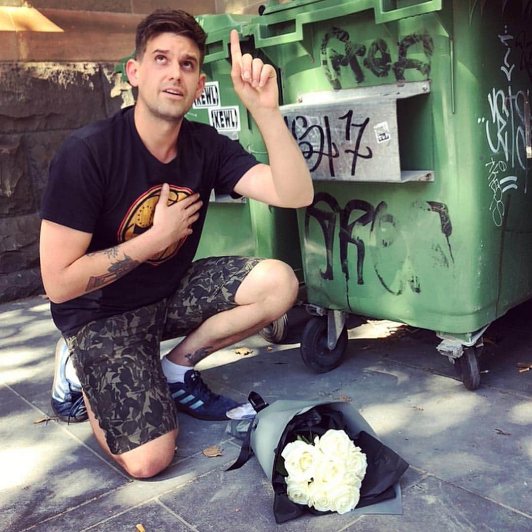 アレックス・ウィリアムソンさんのインスタグラム写真 - (アレックス・ウィリアムソンInstagram)「Paying respects at a spot I ran out of drugs once. #nevergetseasier」3月28日 16時18分 - shooterwilliamson