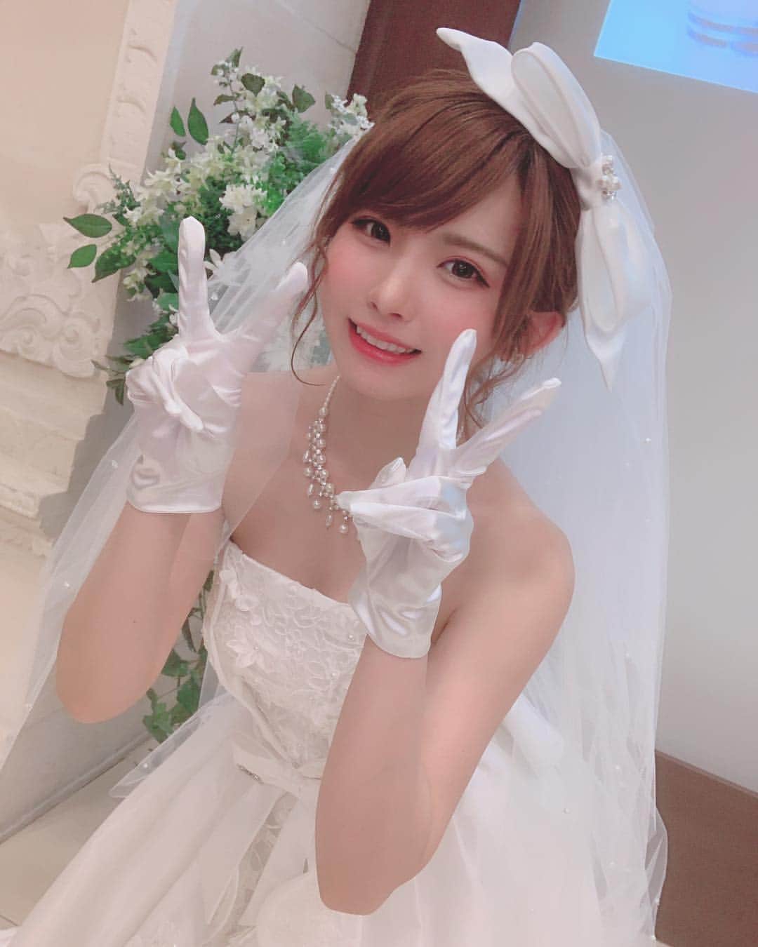 のインスタグラム：「昨日の「1stメジャー写真集発売カウントダウンパーティー」にて💓 #weddingdress」
