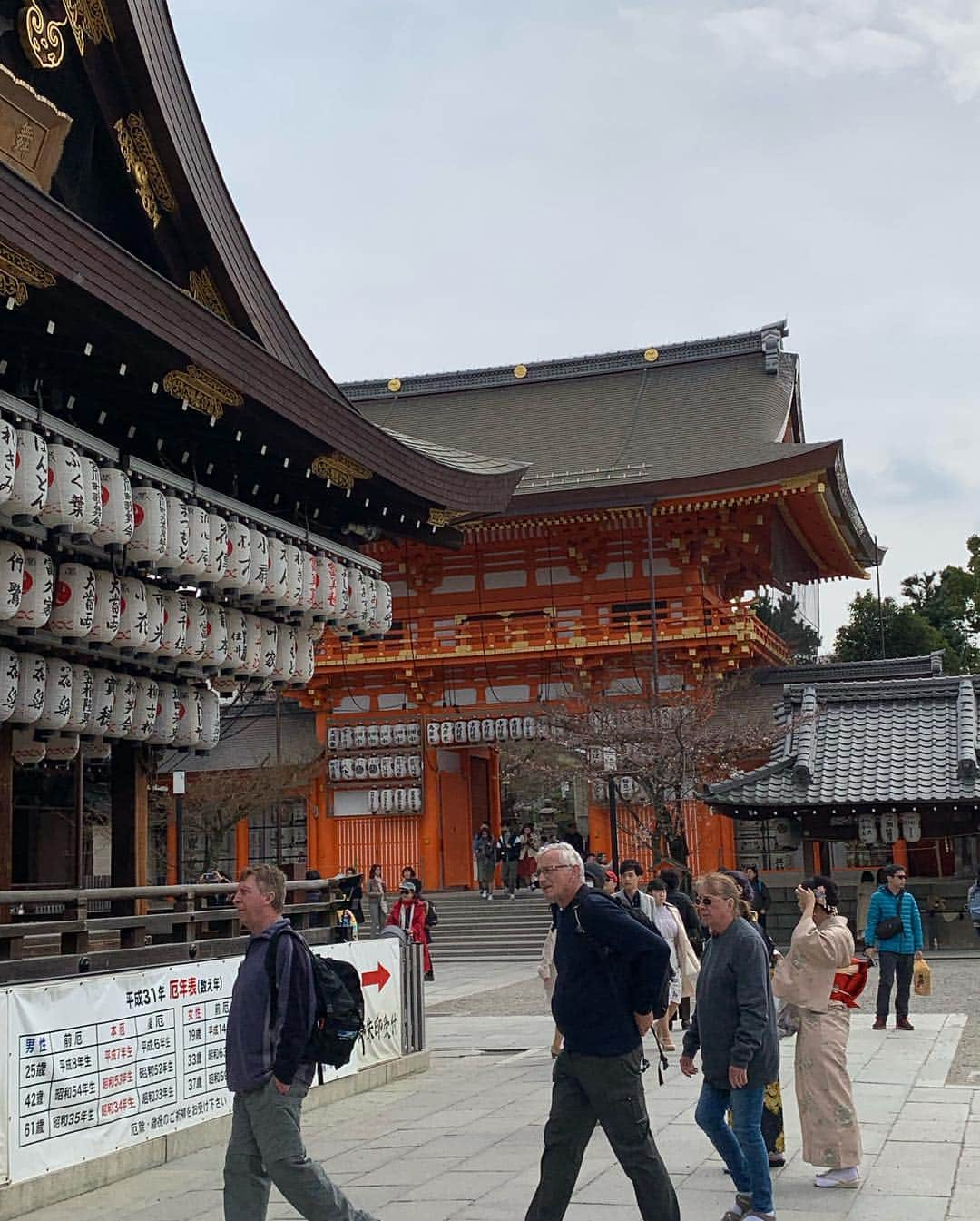 川上じゅんさんのインスタグラム写真 - (川上じゅんInstagram)「よしもと祇園花月１回目終わりで、八阪神社〜円山公園へ 曇天の中桜🌸が咲いてました😄 #川上じゅん  #円山公園 #八坂神社神社の桜 #八坂神社 #よしもと祇園花月」3月28日 16時26分 - kawakami_j