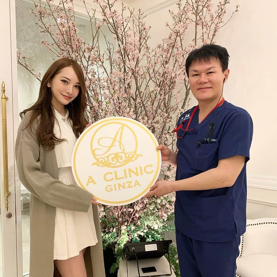 伊東亜梨沙さんのインスタグラム写真 - (伊東亜梨沙Instagram)「@a_clinic_ginza へ✨ 院内に桜があったので山田院長とぱしゃり🌸笑 . 腰に打った#bnls注射 の途中経過を観ていただきました👄 かなり腰回りがスッキリしてきました🤫 今度before⇄after載せますね💗 . 私のインスタ見たでどの施術も10%offになるので是非💋 . 靴は @rna_sshop の👟💕 歩きやすいうえに可愛い😍 . . #エイジングケア #aclinic #美容外科 #美容皮膚科 #美肌 #美容クリニック #山田哲雄」3月28日 16時29分 - arisa__917m