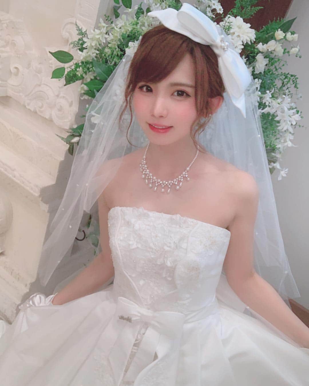 のインスタグラム：「昨日の「1stメジャー写真集発売カウントダウンパーティー」にて💓 イベント会場が結婚式場だったのでウエディングドレスを着ました👰✨ #weddingdress」