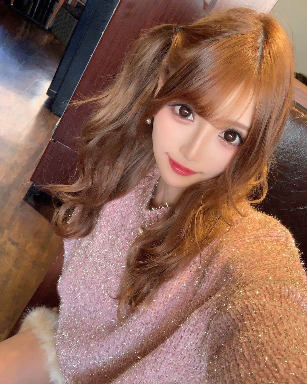 桜咲乃愛さんのインスタグラム写真 - (桜咲乃愛Instagram)「この前の💖  このニットめっちゃ皆に好評だった♡ リリーブラウンではなく @cielcharmant_official のだよ💖  薄手でこれからの時期も使える～☺️💗✨ #cielcharmant #ラメニット#春コーデ#ウェーブヘア#ウエーブヘア #クララコンタクト」3月29日 3時31分 - noasama1101