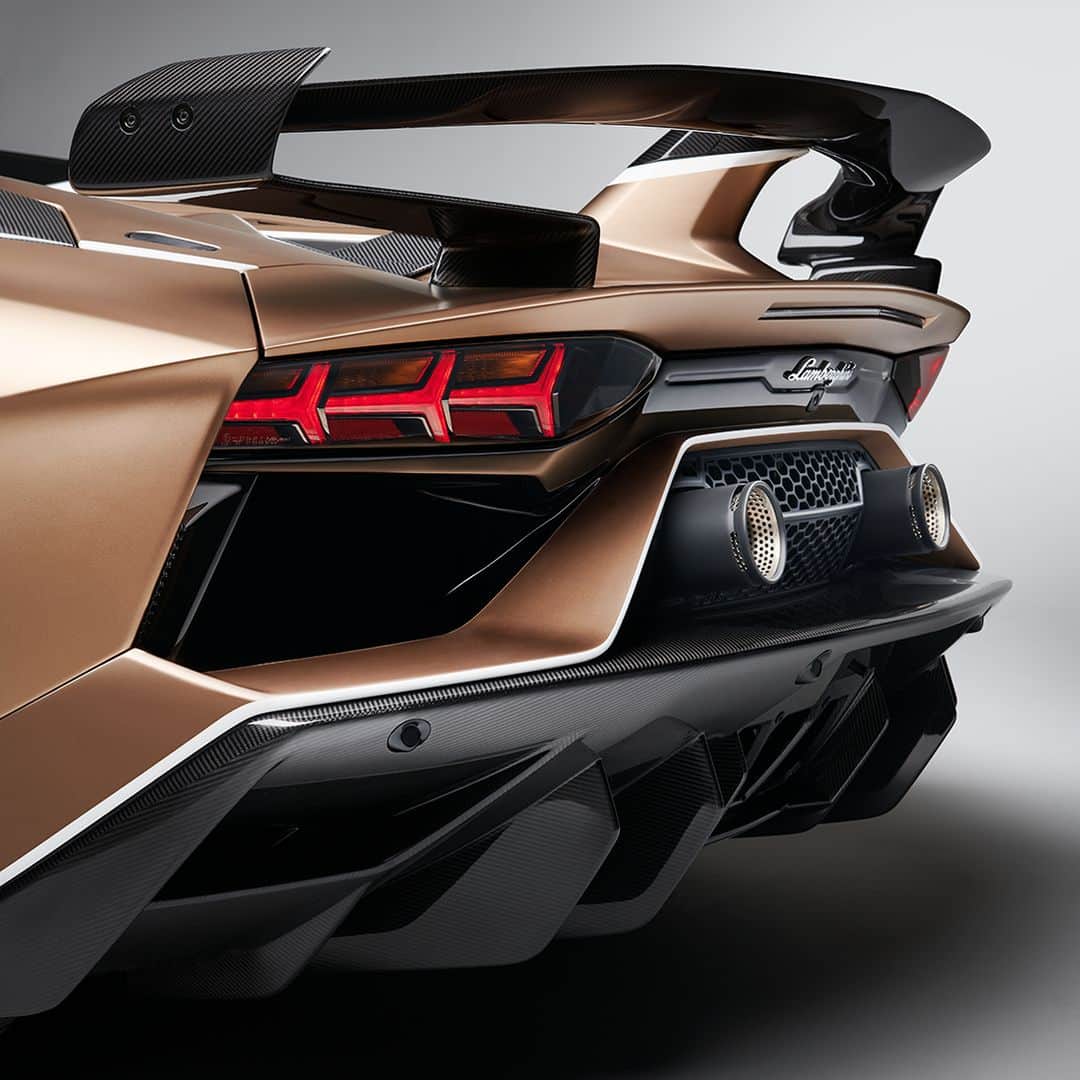 ランボルギーニのインスタグラム：「Exclusive things are easy to recognize. Can you guess what Lamborghini it is? Follow our Instagram Stories to find out. #Lamborghini #GuessFromDetails」