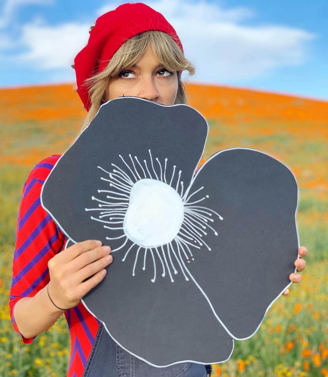 ローレン・ジャーマンのインスタグラム：「❤️🧡 paper poppy ‘n’ raspberry beret 🧡❤️」