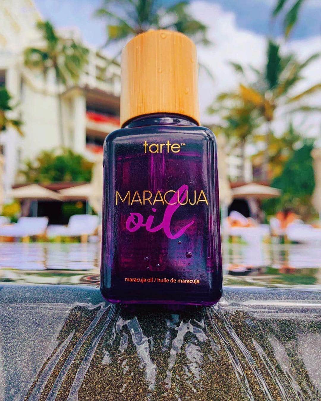 のインスタグラム：「Essayer l'huile précieuse MARACUJA @tartecosmetics c'est clairement l'adopter ! 😍 Commentez avec un emoji violet si vous avez envie de la tester 🌂☂️🔮💜 ! #SephoraLovesTarte #SephoraFrance」