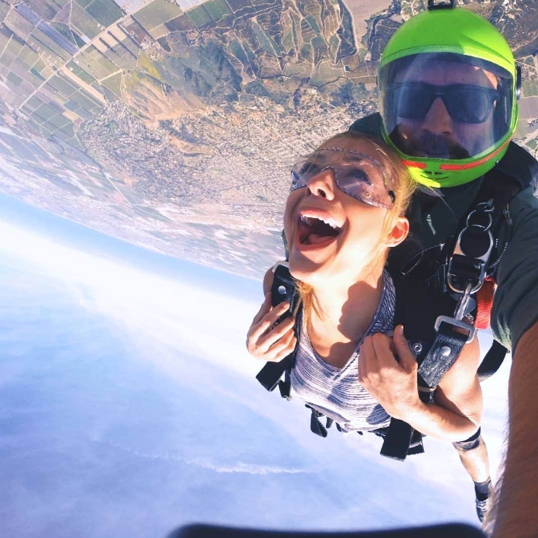 Nikki Leighさんのインスタグラム写真 - (Nikki LeighInstagram)「Live for the moments you can't put into words✨🤤😝☁️ Swipe for more #skydivingadventure moments!🤣🤣🤣 . . . . .  #tbt #skydiving #happythoughts #amazing #rush #flying #pure #bliss #daredevil #gettingrealnl」3月29日 2時06分 - missnikkileigh