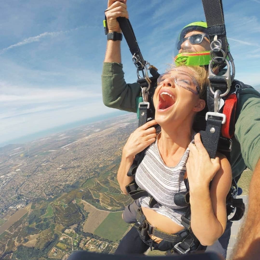 Nikki Leighさんのインスタグラム写真 - (Nikki LeighInstagram)「Live for the moments you can't put into words✨🤤😝☁️ Swipe for more #skydivingadventure moments!🤣🤣🤣 . . . . .  #tbt #skydiving #happythoughts #amazing #rush #flying #pure #bliss #daredevil #gettingrealnl」3月29日 2時06分 - missnikkileigh