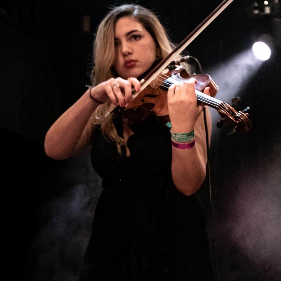 ワイクリフ・ジョンのインスタグラム：「@samanthauzbay -  It is an honor to work with the future of music.  Everyday is a blessing. Congratulations Wyclef University Class of ‘19 🙏🏿🔥🎸 #WGBTS Available on all streaming platforms!!! @headsmusic @maddisays」
