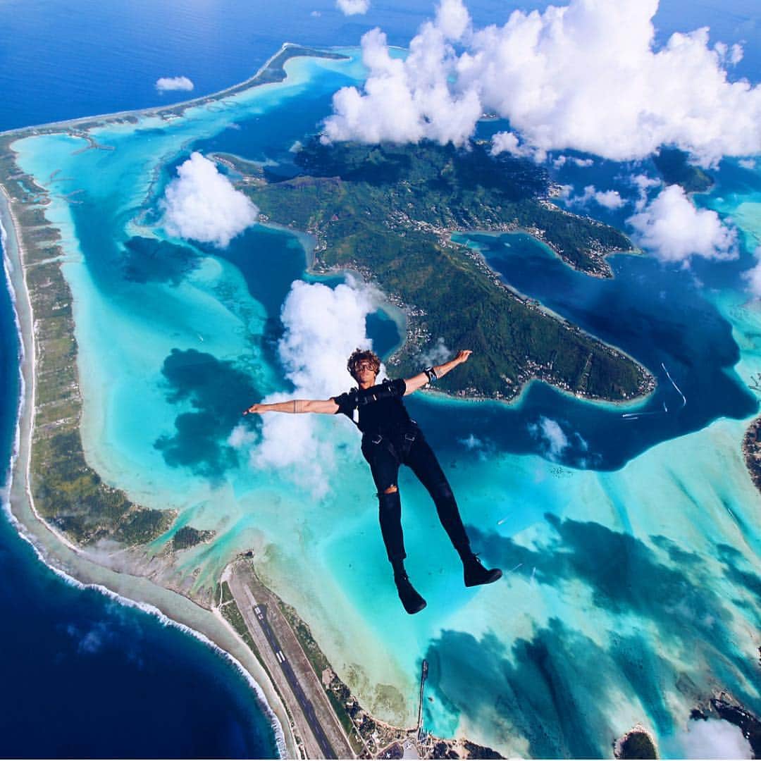 ジェイ・アルヴァリーズのインスタグラム：「Welcome to the simulation.. You little petrol monkeys. The chance you were born a conscious human is calculated 1 in 400 trillion.. ur living in a world where everything you know is still just a measurement or perspective of a human.. Science, religion, atheism & even the idea that Vegemite taste good.. is all still just perspectives made by lost monkeys before you.. No ones got anything figured out. The only fact is that you are conscious of your self awareness & your experiencing something.. “Life”, “it”, “now”.. Tell me again why you crying over some one else’s clueless opinion of u? #OmertàCortex」