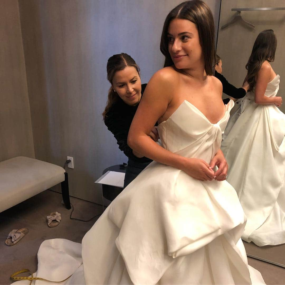 リア・ミシェルさんのインスタグラム写真 - (リア・ミシェルInstagram)「#tbt to working with the brilliant and lovely @moniquelhuillier making my wedding dress💕 I’ve never felt more beautiful in my whole life and I’m so grateful to you and your amazing team! And of course @bradgoreski what would I do without you! 👰🏻💓✨」3月29日 2時25分 - leamichele