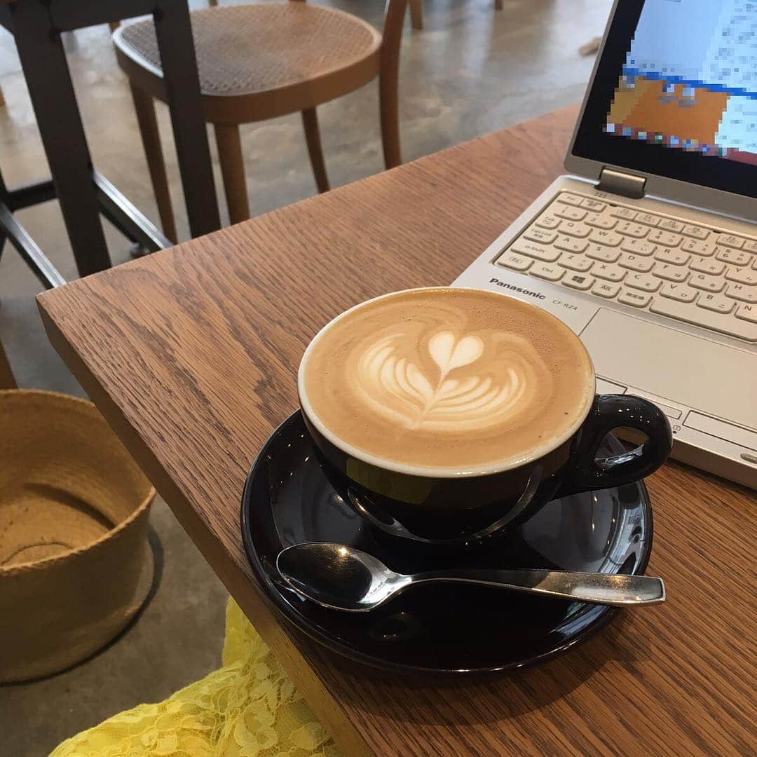 沢瀉美緒さんのインスタグラム写真 - (沢瀉美緒Instagram)「※ Work‼️ Work‼️ . 見つけたカフェで。 . とっても丁寧に淹れてくれるラテは 美味しかった✨ . 広々として光がたくさん入る 大きな窓で居心地抜群‼️ . . #cafelatte #カフェラテ #コーヒー好きな人と繋がりたい #coffeeholic #hiroshima #広島 #ミオログ #立町カヌレ #obscuracoffee #広島カフェ #miorincocafe」3月29日 2時26分 - mio_omodaka