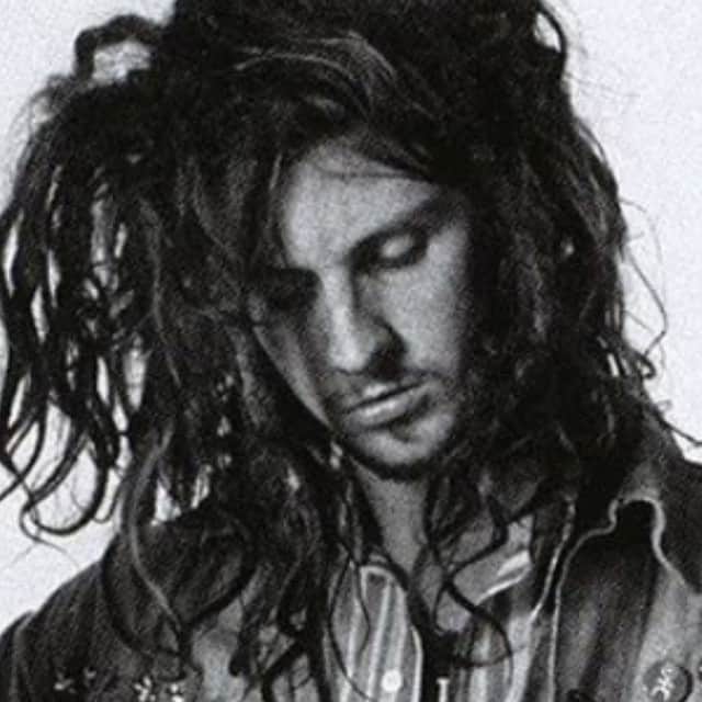 のインスタグラム：「Young Zombie back in 1987. Flat broke and living on the lower eastside in NYC. #thursdaythrowback #robzombie」
