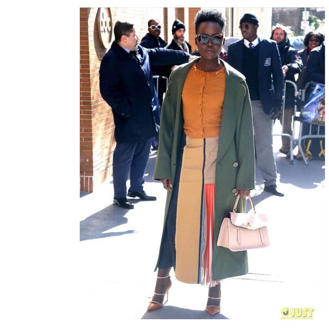 のインスタグラム：「Stunning @lupitanyongo arrives @theviewabc looking so chic!!! Wearing #dorotheeschumacher #ss19 #knitwear #patchworkskirt #BreatheHavana #collection ☀️☀️#LupitaNyongo #newyork #nyc Photo: Backgrid #regram @justjared」