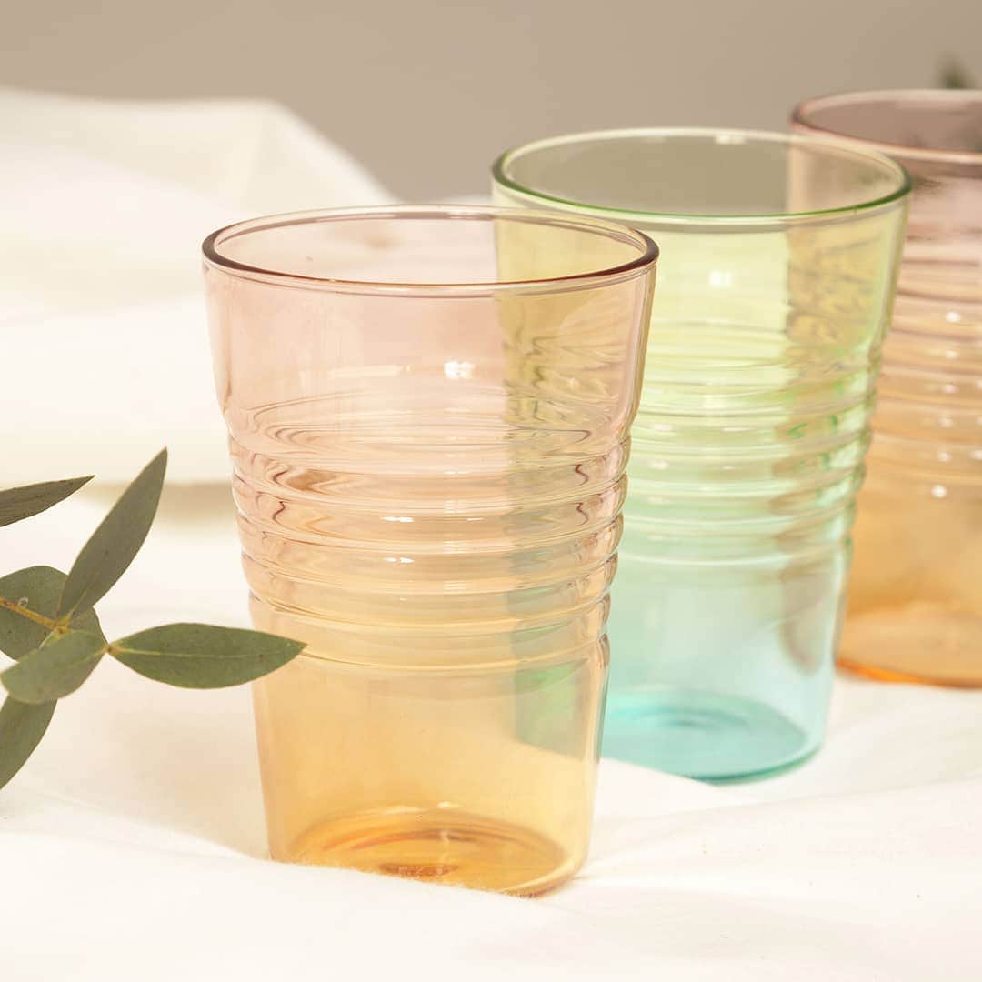 のインスタグラム：「NEW IN Le dégradé de couleurs qui sent bon l'été ☀️ Teintée dans la masse et soufflée à la bouche, notre collection Gradient est en verre borosilicate, un verre qui résiste particulièrement bien aux très hautes températures et aux chocs thermiques ! > Nouveautés disponibles sur Bensimon.com et dans nos Concept Stores 🇬🇧 NEW IN In love about this colors scale ☀️ Our Gradient collection is made of borosilicate glass, a glass that is particularly resistant to very high temperatures and thermal shocks! > Novelties available on Bensimon.com #bensimon #maisonbensimon #moisdeladeco #newin #new #deco」