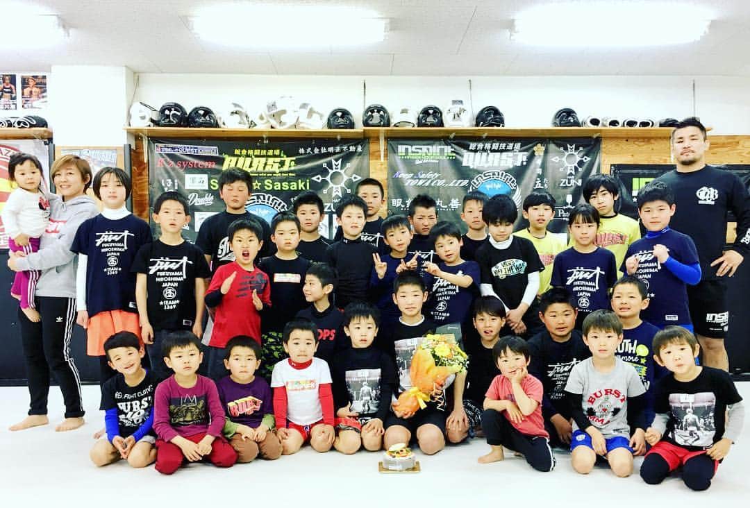 藤井惠さんのインスタグラム写真 - (藤井惠Instagram)「キッズクラス卒業のそうた😊 この代は6年生1人だけだったけど、いつも周りを見渡しみんなをよくまとめてくれていました💪 中学生になってもBURSTでそのまま格闘技を続けてくれるようなので、これからも益々楽しみです🌸🌸🌸 #総合格闘技 #格闘技 #MMA #キッズ #KIDS #BURST」3月29日 2時31分 - megumi_fujii