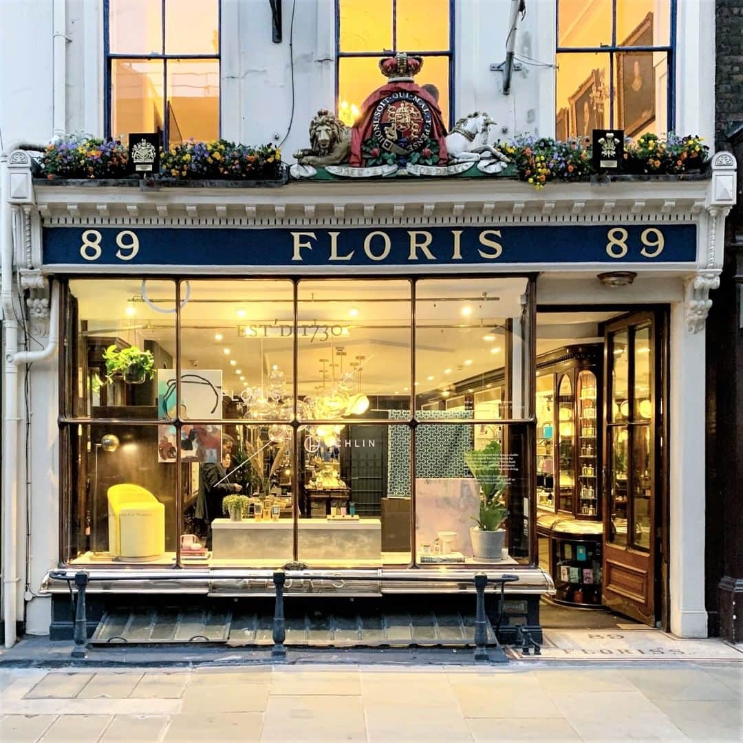 のインスタグラム：「Our partnership with @echlin_studio comes alive in our shop on 89 Jermyn Street where an installation in the form of an imagined living space has taken over the shop. The installation will be up only for a limited time so visit the shop now to see it yourself. #FlorisLondon #Echlin #FlorisxEchlin #WindowDisplay #London #InteriorDesign #ShopWindow #Installation #Interiors #JermynStreet #StJames #StJamesLondon #ThisIsLondon #London #LondonStore」