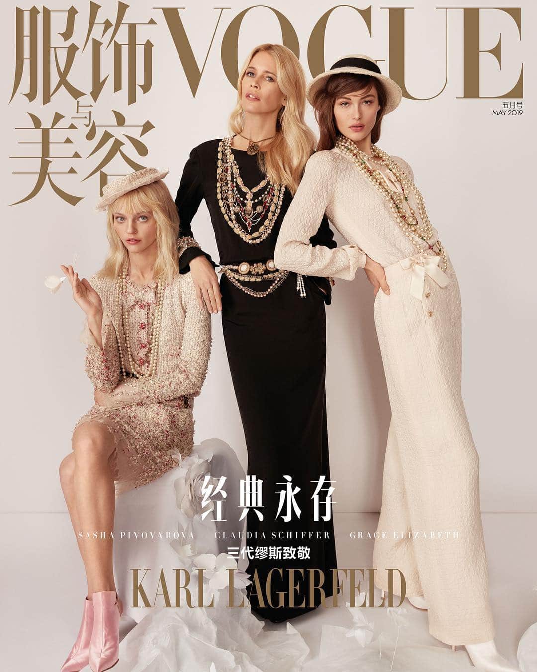 クラウディア・シファーさんのインスタグラム写真 - (クラウディア・シファーInstagram)「Beautiful @chanelofficial #KarlLagerfeld tribute Thanks @VogueChina 🖤」3月29日 2時36分 - claudiaschiffer