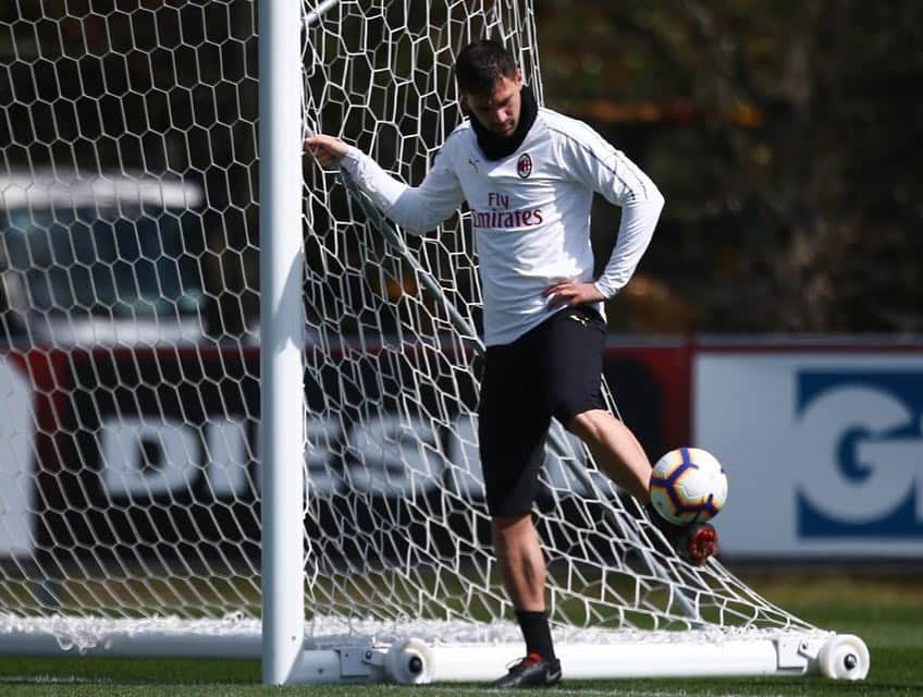 アレッシオ・ロマニョーリのインスタグラム：「Back to Milanello 🔴⚫️ #training #acmilan #milanello @acmilan」