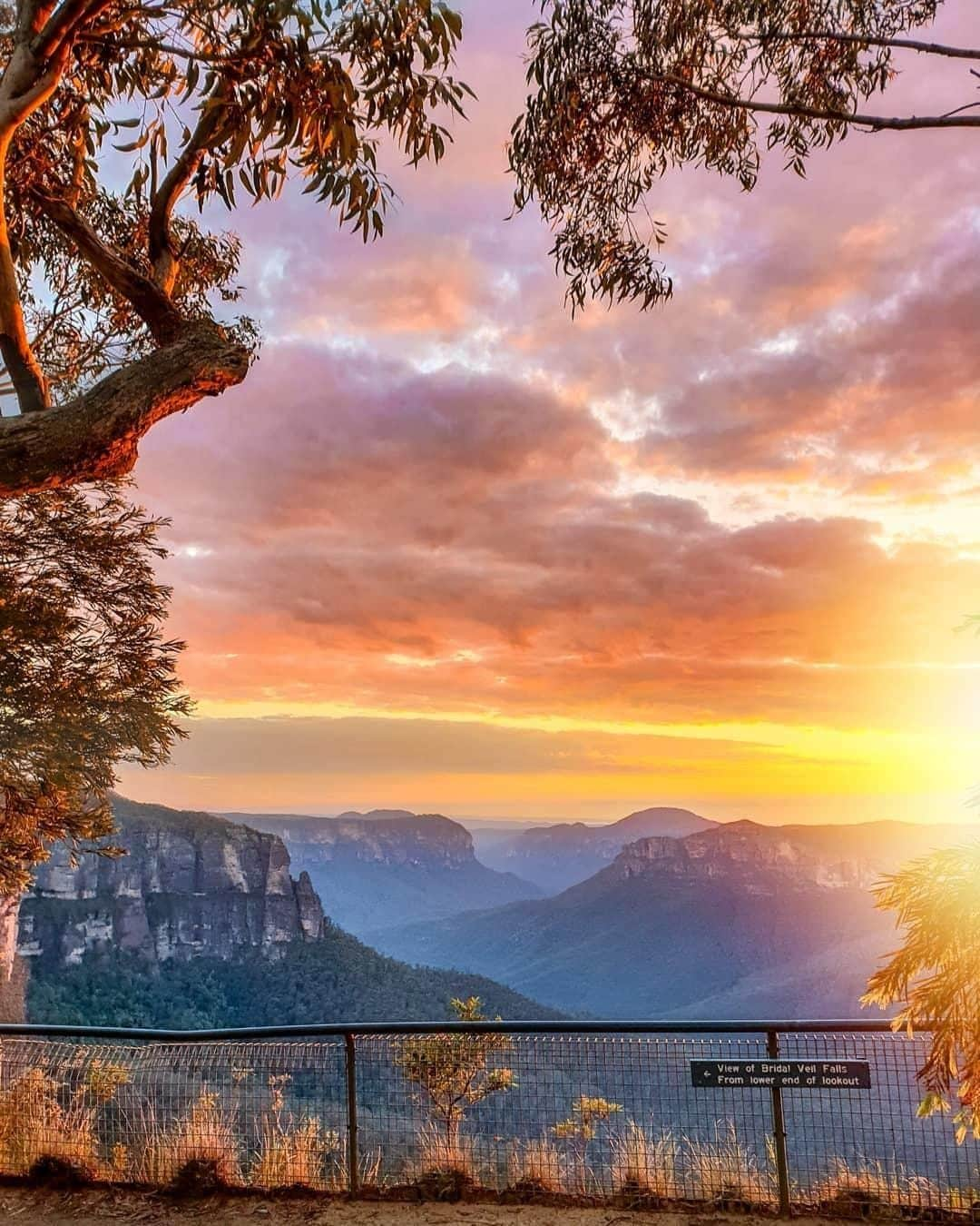 Australiaさんのインスタグラム写真 - (AustraliaInstagram)「Wake up with the mountains at #GovettsLeap 🌄 According to #BlueMountains local @picturemylyf: “I couldn't even count the number of times I've spent #sunrise here, hoping for a spectacular show of colours, and more often than not I get just that!” This lookout in @visitnsw is only a two-hour drive from @sydney, and the panoramic views are definitely worth getting out of bed early for. Stay at the nearby @parklandslodges or @thegeorgeboutiquehotel so you can simply stroll over to the lookout first thing in the morning. TIP: Refuel with a big brekky at @anonymouscafe or some pastries from @bakehouseonwentworth, it’ll start your day just right.  #seeaustralia  #newsouthwales #travel #themountainsarecalling #sunriselovers」3月29日 3時00分 - australia