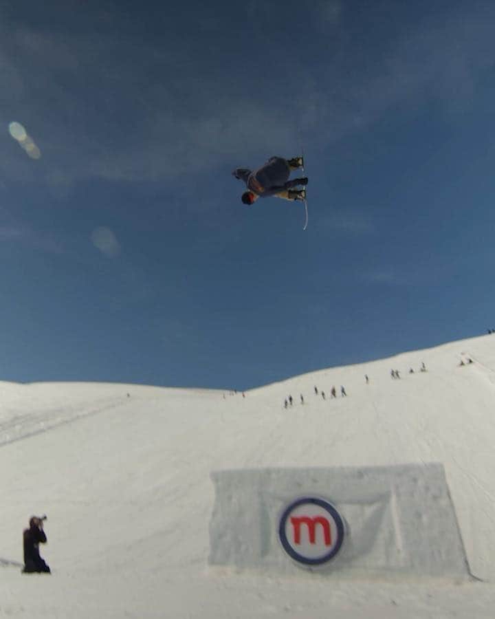 のインスタグラム：「TFW it's t-shirt weather at the mountain. @ben_ferguson ☀️🏔Who's getting after some slushy park laps soon? @mottolinolivigno @livigno #RidingIsTheReason」