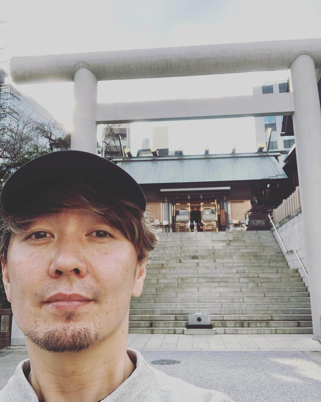 SHOCK EYEさんのインスタグラム写真 - (SHOCK EYEInstagram)「東京十社巡り、始めました。 都会のど真ん中にポカンと開けた場所に千年近く鎮座する芝大神宮⛩ 中学高校と通った通学路のすぐ横にこんな所があったなんて、、 とてもカッコいい、、そんな言葉の似合う神社でした。 #芝大神宮 #東京十社 #shrine #shintoshrine #tokyo #tokyoguide #japanguide #shibadaijingu」3月29日 3時00分 - shockeye_official