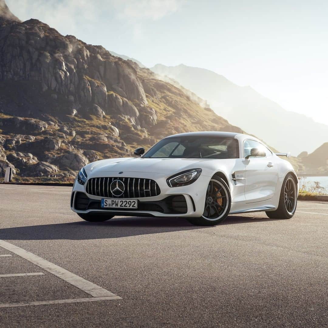 メルセデス・ベンツさんのインスタグラム写真 - (メルセデス・ベンツInstagram)「The dawn of your next adventure is now. 🌅 📸: @lumafoto for #MBsocialcar ______________________________ [Mercedes-AMG GT R | Kraftstoffverbrauch kombiniert: 12,4 l/100 km | CO2-Emissionen kombiniert: 284 g/km | mb4.me/RechtlicherHinweis] . #MercedesAMG #AMG #GTR #cars247 #car #cars #awesomecars #carsofinstagram #amazingcars #DrivingPerformance #supercars」3月29日 3時00分 - mercedesbenz