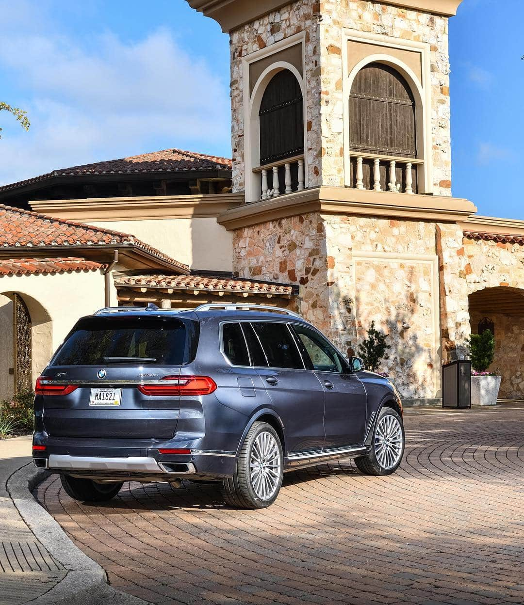 BMWさんのインスタグラム写真 - (BMWInstagram)「How many states does it take to get from Spartanburg to South California?  THE X7 exploring the American Midwest in an epic road trip. #BMW #THEX7 #X7 #X7diaries __ BMW X7 xDrive40i: Fuel consumption in l/100 km (combined): 9.0 - 8.7. CO2 emissions in g/km (combined): 205 - 198. The values of fuel consumptions, CO2 emissions and energy consumptions shown were determined according to the European Regulation (EC) 715/2007 in the version applicable at the time of type approval. The figures refer to a vehicle with basic configuration in Germany and the range shown considers optional equipment and the different size of wheels and tires available on the selected model. The values of the vehicles are already based on the new WLTP regulation and are translated back into NEDC-equivalent values in order to ensure the comparison between the vehicles. [With respect to these vehicles, for vehicle related taxes or other duties based (at least inter alia) on CO2-emissions the CO2 values may differ to the values stated here.] The CO2 efficiency specifications are determined according to Directive 1999/94/EC and the European Regulation in its current version applicable. The values shown are based on the fuel consumption, CO2 values and energy consumptions according to the NEDC cycle for the classification. For further information about the official fuel consumption and the specific CO2 emission of new passenger cars can be taken out of the „handbook of fuel consumption, the CO2 emission and power consumption of new passenger cars“, which is available at all selling points and at https://www.dat.de/angebote/verlagsprodukte/leitfaden-kraftstoffverbrauch.html.」3月29日 2時54分 - bmw