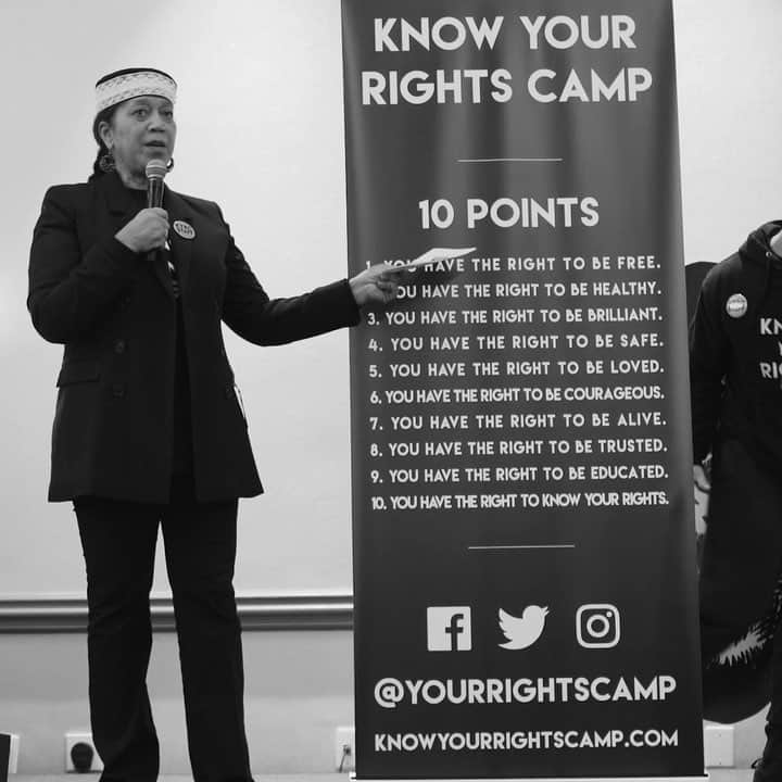 コリン・キャパニックのインスタグラム：「Thank you Ambassador Shabazz for all you and your family have done for our people, By Any Means Necessary!!! #rp @yourrightscamp · So thankful for all of the support that Ambassador Shabazz, the eldest daughter of #MalcolmX, continues to give #KnowYourRightsCamp during our mission for liberation! We are so honored to have your presence as well as your unconditional devotion to our future leaders 👑. These moments that you spend with the youth are some that they will never forget! ❤️✊🏾 #ByAnyMeansNecessary 🎥: @alyshap @relrelrelrel @dreddyworks」