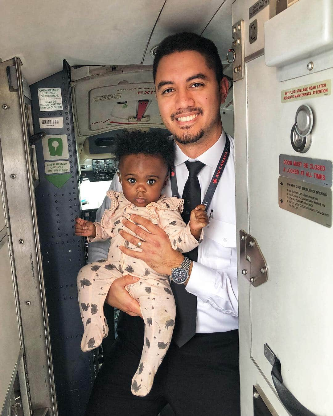 AIR CANADAさんのインスタグラム写真 - (AIR CANADAInstagram)「Precious cargo 💓Thanks for taking your first flight with us, Baby Skyler! 📷@globetrottingmomma . . Nouvelle voyageuse 💓Merci de nous avoir choisis pour ton tout premier vol, bébé Skyler! 📷@globetrottingmomma」3月29日 3時07分 - aircanada