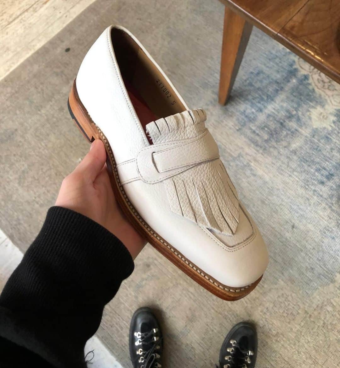 のインスタグラム：「One for the @grensongirlsofficial ⁣ ⁣ Luna is a smart loafer with a square toe shape that feels very modern. For the new season, Luna features a big wrap over fringe and is in soft white calf leather and complete with a natural edged, single leather sole.⁣ ⁣ -⁣ ⁣ ⁣ ⁣ #grenson #girlsingrenson #grensongirls #womensbrogues #brogues #womenswear #womensshoes #womensfashion #luna」