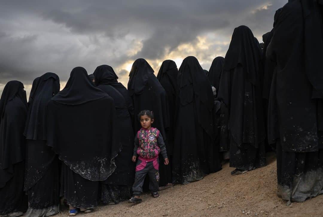 のインスタグラム：「Photo by @lynseyaddario | A humanitarian crisis emerges as ISIS falls in northern Syria. Women and children, relatives of ISIS members who by and large expressed unwavering support for the Islamic State, wait to be registered at Hol camp after coming out from the town of Baghouz in the Islamic State's final days in Deir Ezzour Province, northern Syria, March 7, 2019. Several thousand women and children arrived at the registration area of the camp over a few days. Since December, nearly 60,000 have arrived at the camp, pushing the camp to its breaking point, aid workers have said. About 100, mostly children, have died either en route to the camp or shortly after arriving, due to acute malnutrition, pneumonia, hypothermia, and diarrhea, according to the International Rescue Committee. The U.S.-backed Syrian Democratic Forces (SDF) claimed victory in late March over the last remaining sliver of land controlled by the brutal Islamic state in Baghouz, as tens of thousands of the fighters’ family members surrendered through a "human corridor" set up by the SDF during the past six weeks, under heavy bombardment and intense clashes. Women and children, most of whom continued to pledge their unwavering support of ISIS, and some who were likely being used as human shields, had been living in tunnels and caves with limited food, medicine, and sanitation.」
