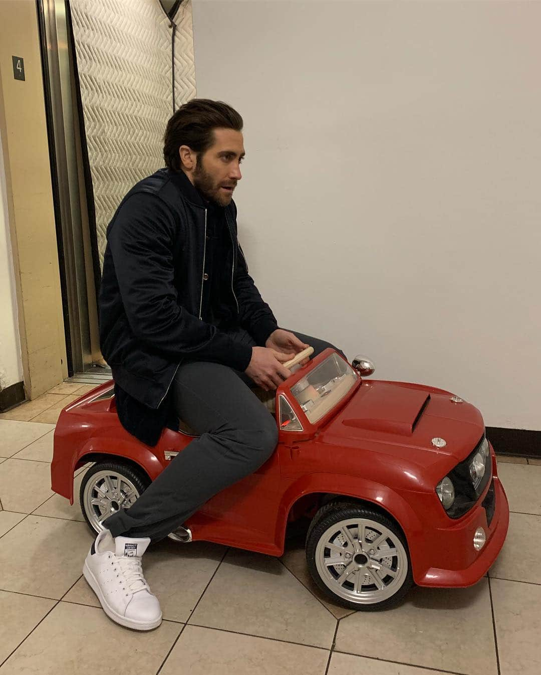 ジェイク・ジレンホールさんのインスタグラム写真 - (ジェイク・ジレンホールInstagram)「Get in my car, @50cent」3月29日 3時04分 - jakegyllenhaal